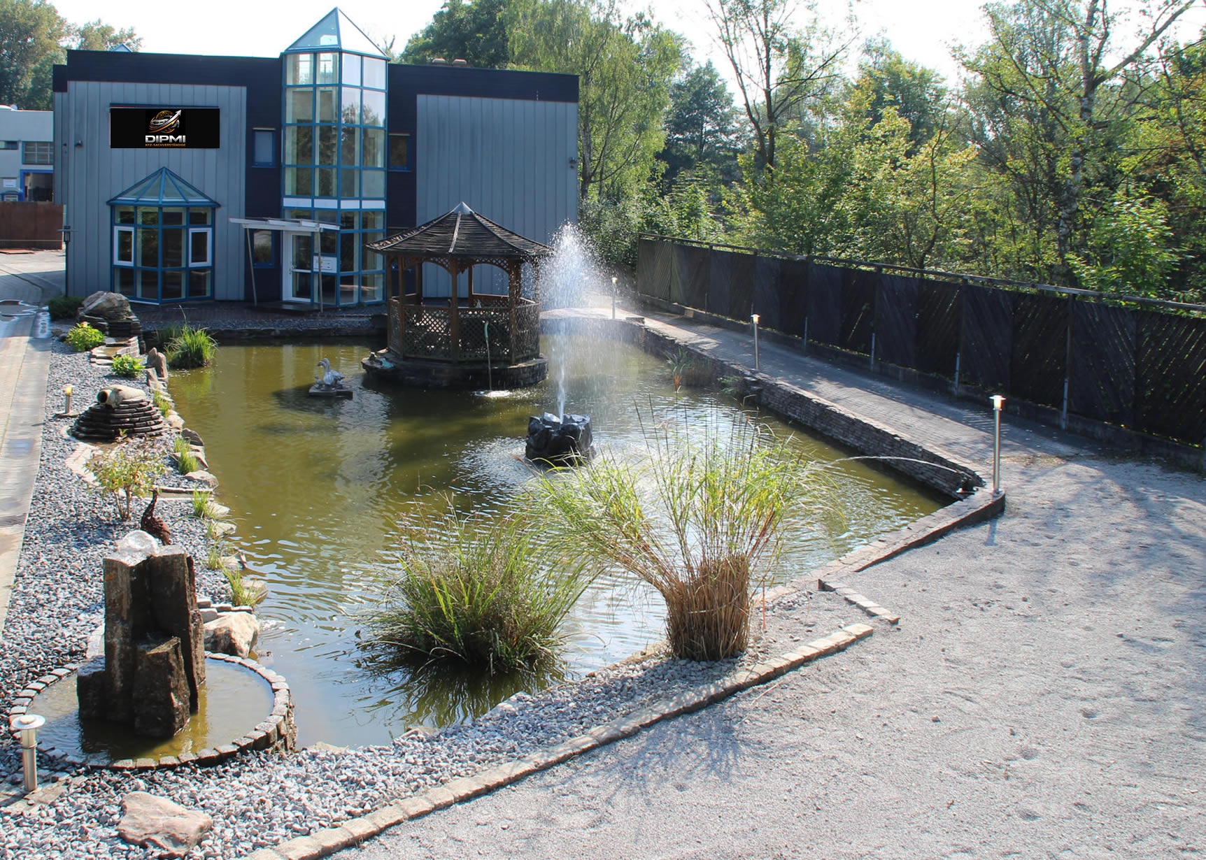 DIPMI Kfz-Sachverständigenbüro in Bergisch Gladbach mit Firmengebäude und Teichanlage